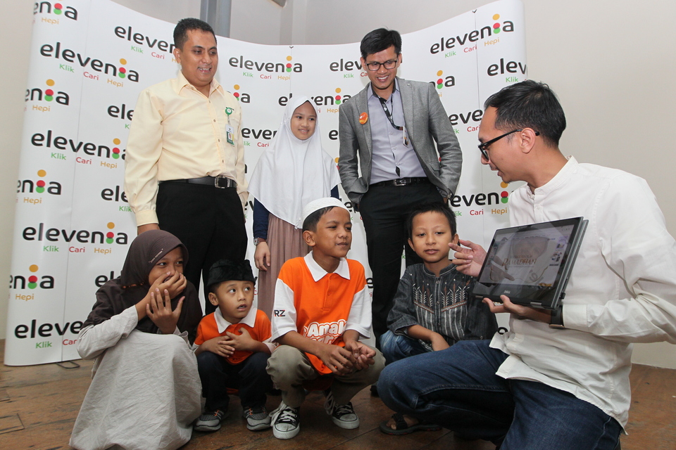 Rezki Yanuar, Senior Brand Manager of elevenia with Fitriansyah Agus Setiawan (left), Retail Department Head Zakat Amil National Assistance / BAZNAS and Irvan Nugraha, Chief Marketing Officer of  Rumah Zakat Shows "Senyum Ramadhan" program on elevenia website to orphans in Jakarta, June 19 2017. For three years, elevenia opens the opportunity to donate and tithe to the less fortunate. Through this program. Courtesy photo of Elevina