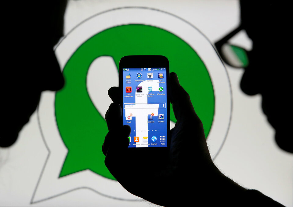 Facebook-owned messaging app WhatsApp reportedly went down on Friday (03/11) afternoon, causing a brief panic among many of the service's users. (Reuters Photo/Dado Ruvic)