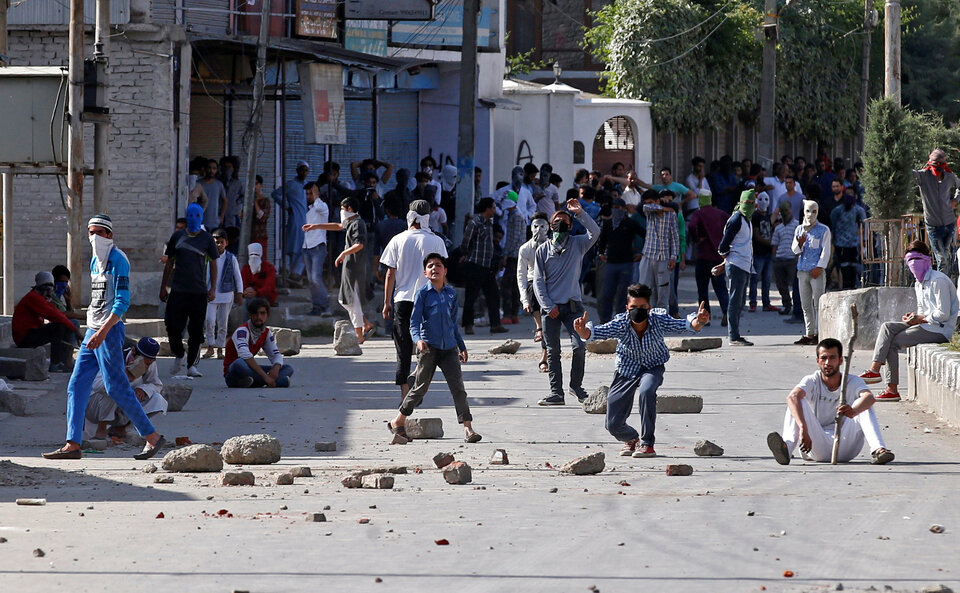 Police in Indian-controlled Kashmir said on Friday (23/06) one of their officers had been beaten to death by a crowd outside the main mosque in the region's capital of Srinagar, in a rare lynching there of a security official.  (Reuters Photo/Danish Ismail)
