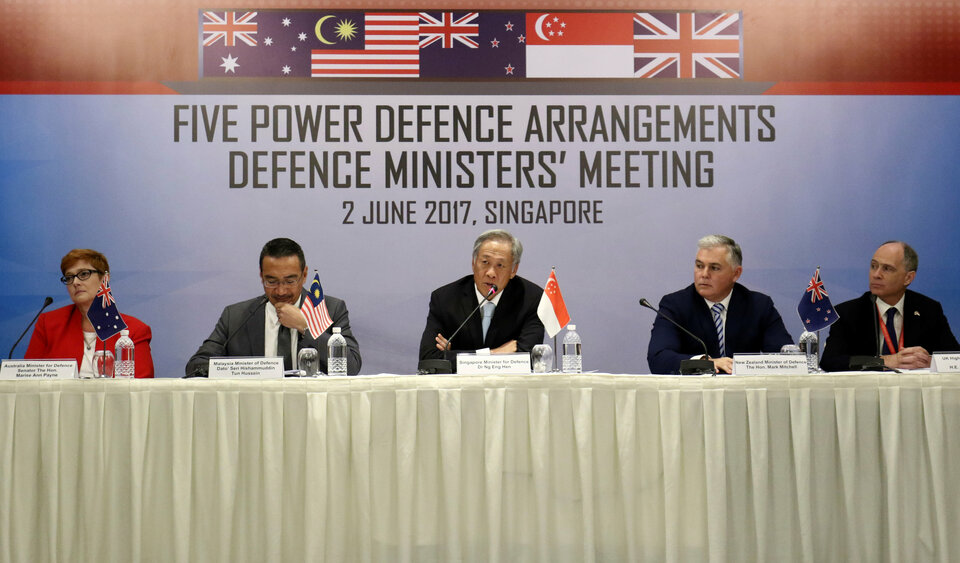 Australia's Minister for Defense Marise Ann Payne, Malaysia's Minister of Defense Datuk Seri Hishammuddin Tun Hussein, Singapore's Minister for Defense Ng Eng Hen, New Zealand's Minister of Defense Mark Mitchell and Britain's High Commissioner to Singapore Scott Wightman attend the Five Power Defense Arrangements Defense Ministers' Meeting in Singapore June 2, 2017.  (Reuters Photo/Yong Teck Lim)