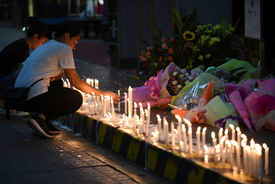 Employees light candles during a memorial for those killed in a casino fire caused by a gunman at Resorts World in Pasay City, Metro Manila, Philippines June 2, 2017. (Reuters Photo/Dondi Tawatao)