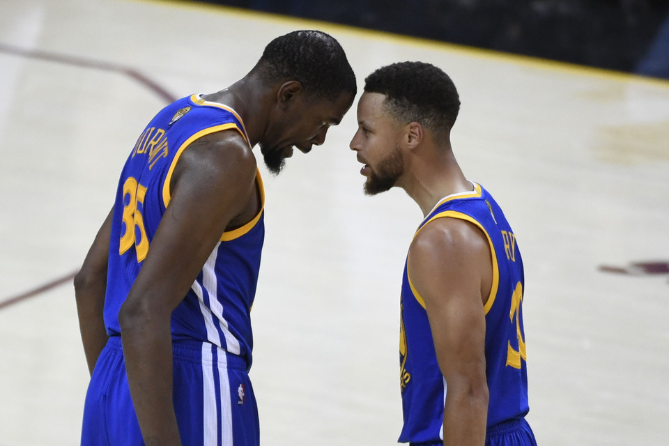 Golden State Warriors forward Kevin Durant, left, celebrates with guard Stephen Curry against the Cleveland Cavaliers during the fourth quarter in game three of the 2017 NBA Finals at Quicken Loans Arena in Cleveland, Ohio, on Wednesday (07/06). (Reuters Photo/USA Today Sports)