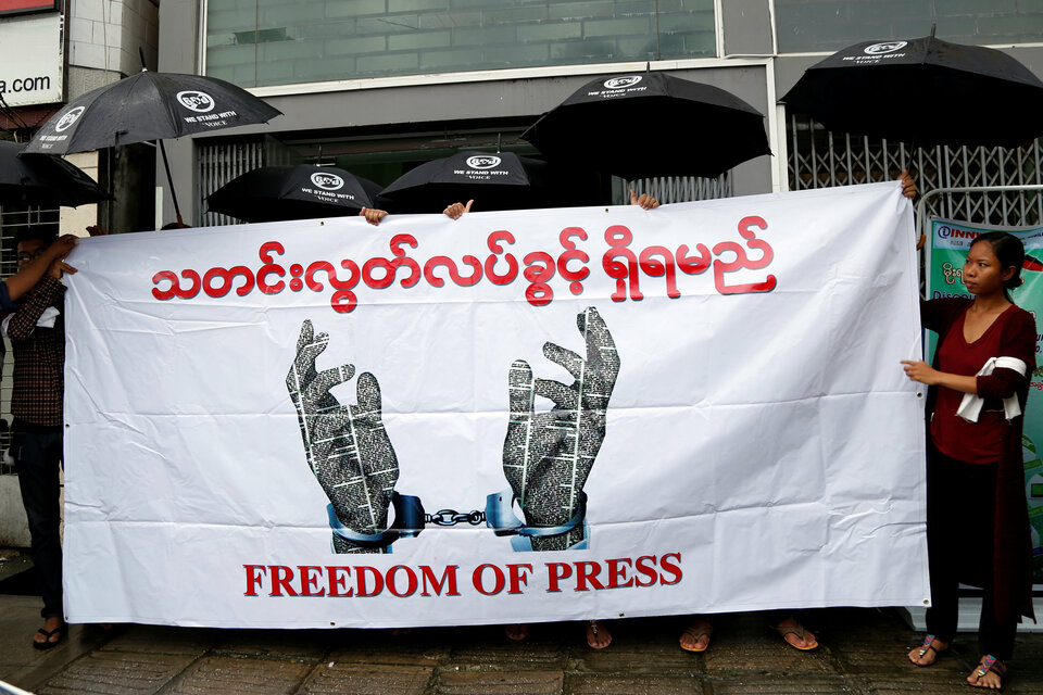 Myanmar's parliament on Friday (18/08) made minor changes to a controversial telecommunications law, amendments rights monitors say will do little to address concern the law is used to curb criticism of the authorities and reporting of corruption.  (Reuters Photo/Stringer)