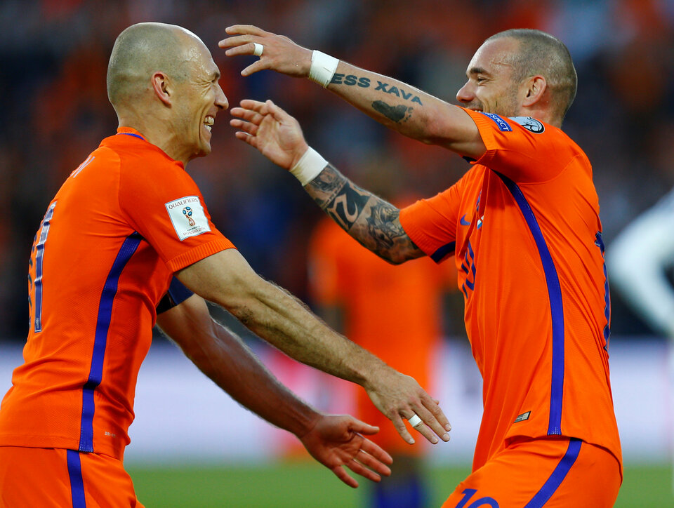 Netherlands’ Wesley Sneijder, right, and Arjen Robben celebrate a goal. (Reuters Photo/Michael Kooren)