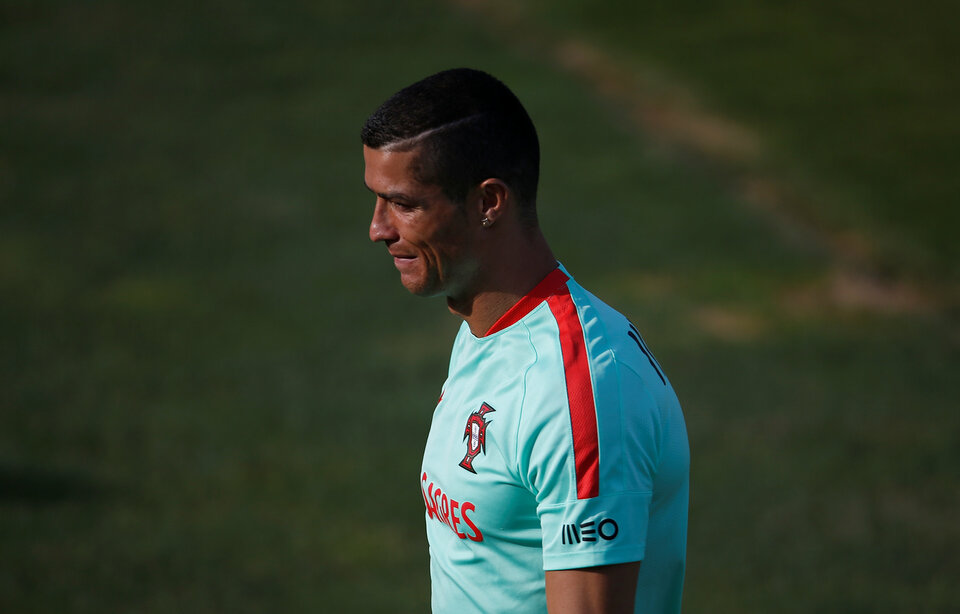 Cristiano Ronaldo attends a training session in Oeiras, Portugal, on Monday (12/06). (Reuters Photo/Rafael Marchante)