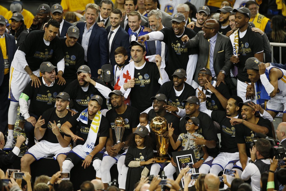 Golden State Warriors players and staff pose with the Larry O'Brien Trophy after defeating the Cleveland Cavaliers in game five of the 2017 NBA Finals at Oracle Arena on Monday (12/06). (Reuters Photo/Cary Edmondson-USA TODAY Sports)