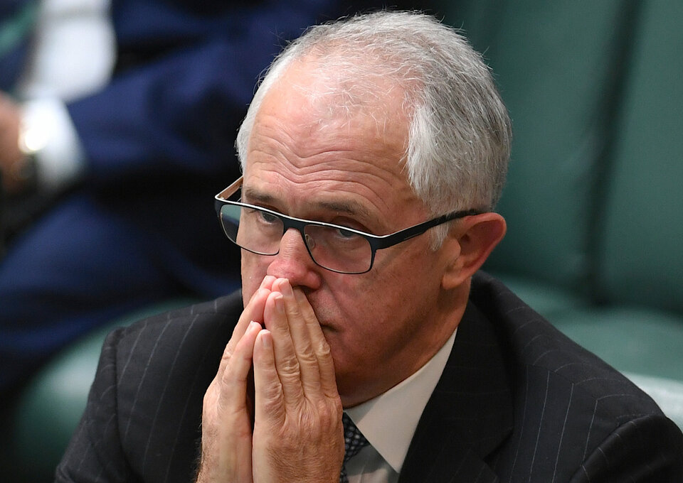 Australia's government hit a six-month low in a widely-watched opinion poll on Monday (21/08), with Prime Minister Malcolm Turnbull's one-seat majority in jeopardy over a citizenship crisis which could see three cabinet ministers thrown out of parliament. (Reuters Photo/Australian Associated Press)