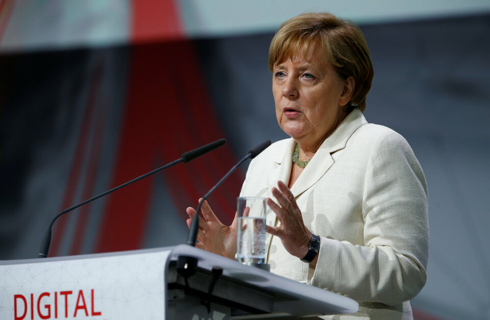 Germany and the rest of Europe should redouble their efforts to fight climate change after the withdrawal of the United States from the Paris climate pact, Chancellor Angela Merkel said on Tuesday (13/06).  (Reuters Photo/Ralph Orlowski)
