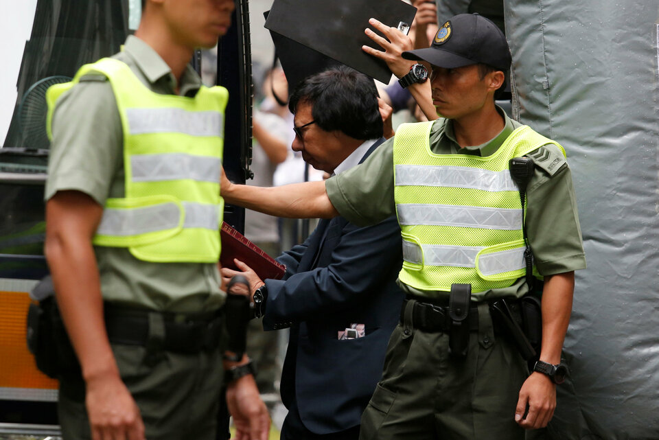 Hong Kong tycoon Thomas Kwok gets onto a prison van outside the Court of Final Appeal in Hong Kong, Wednesday (14/06). (Reuters Photo/Bobby Yip)