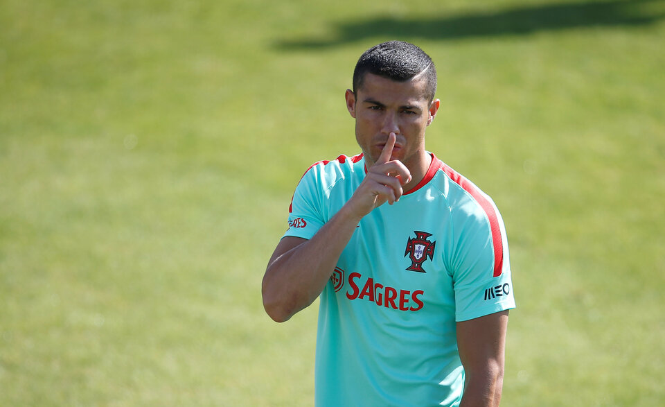 Cristiano Ronaldo denied on Tuesday (13/06) ever hiding any income from the taxman or committing any tax fraud in Spain, after prosecutors filed a lawsuit accusing him of defrauding tax authorities of 14.7 million euros ($16.5 million). (Reuters Photo/Rafael Marchante)