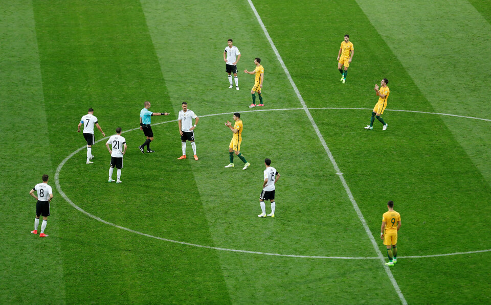 Players react after Australia's second goal is under video review during a Group B Confederations Cup match in Sochi, Russia, on Monday (19/06). (Reuters Photo/Carl Recine)