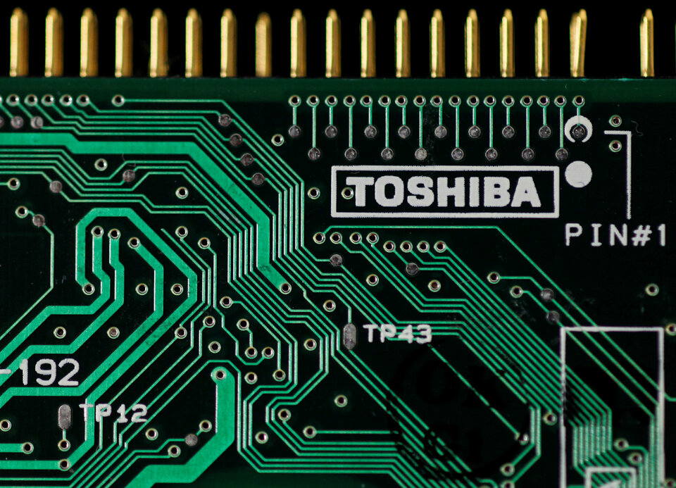 A hastily-assembled group of investors looks set to win the bid for Toshiba Corp's prized memory chip business, but a lack of clear leadership or industry clout is raising questions about who will take tough decisions about strategy and investment.(Reuters Photo/Yuriko Nakao)