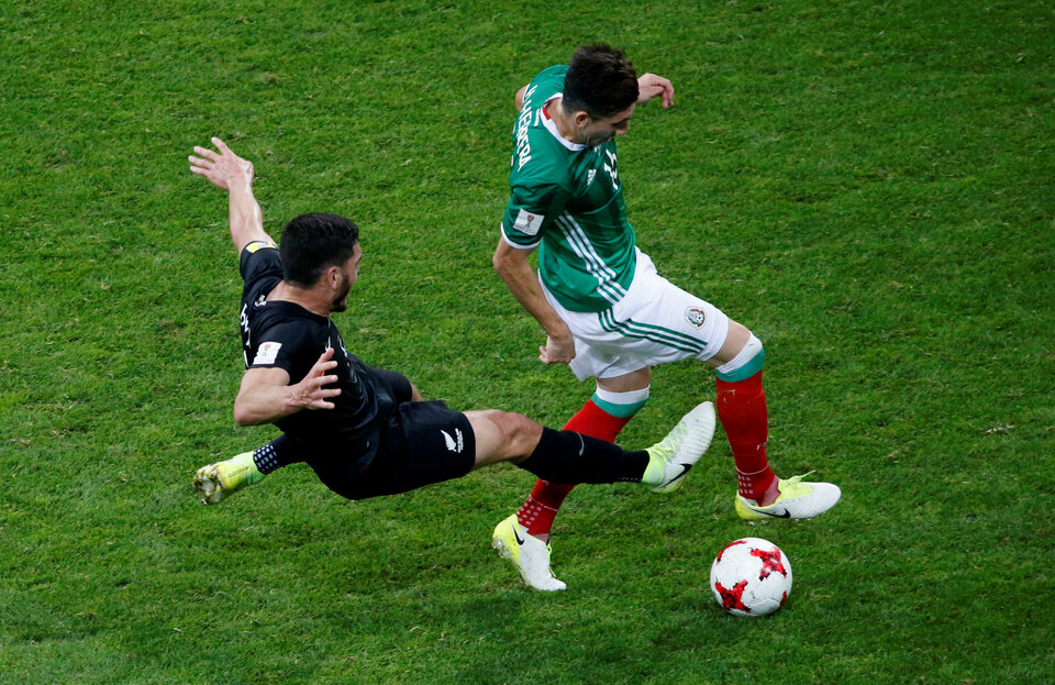New Zealand's Michael Boxall, left, in action with Mexico’s Hector Herrera. (Reuters Photo/Grigory Dukor)