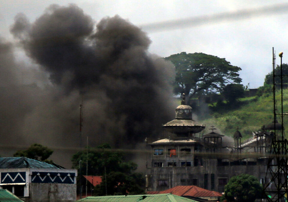 Islamist militants holed up in a southern Philippines town have been cornered and their firepower is flagging, the military said on Thursday (22/06), as the five-week battle for control of Marawi City raged on. (Reuters Photo/Romeo Ranoco)