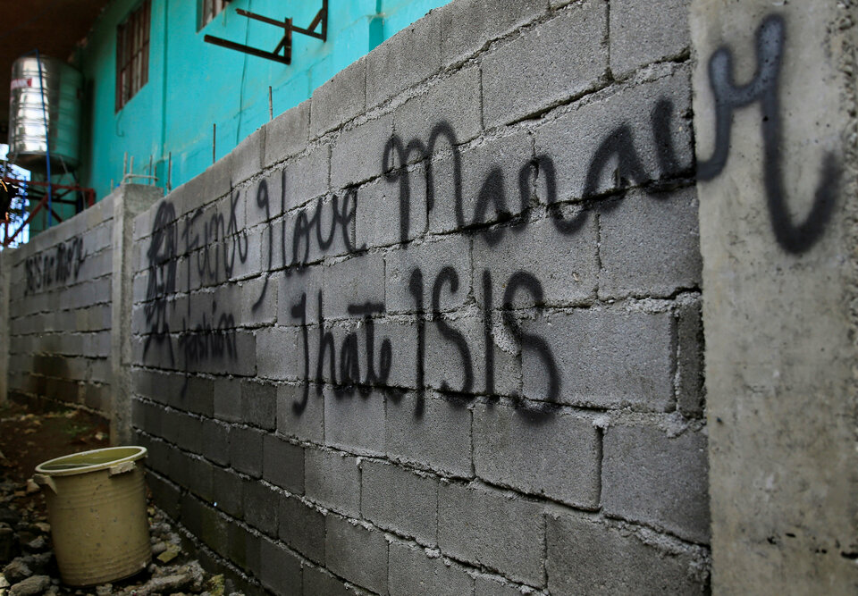 A graffiti is seen on a wall of a back alley as government soldiers continue their assault against the IS-linked Maute group, who have taken over parts of Marawi City in southern Philippines on June 22, 2017. (Reuters Photo/Romeo Ranoco)
