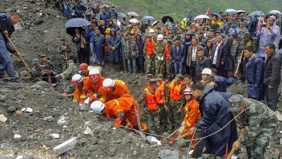 People search for survivors at the site of a landslide in Xinmo Village, Mao County, Sichuan province, China June 24, 2017. (Reuters Photo/China Daily)