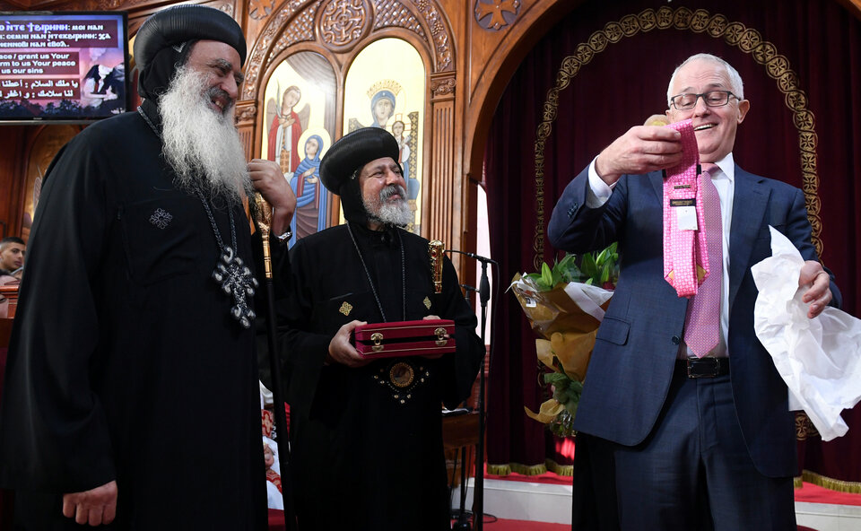 Australian Prime Minister Malcolm Turnbull, who at times has had frosty relations United States President Donald Trump, received a pink Trump-branded tie on Sunday (25/06) as a gift during a visit to a Coptic Orthodox church. (Reuters Photo/AAP)