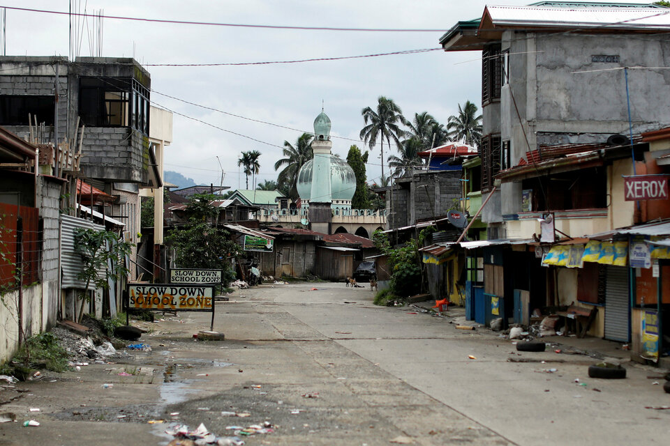 A view of an empty street is seen as government forces continue their assault against insurgents from the Maute group, in Marawi City, Philippines June 25, 2017.  (Reuters Photo/Jorge Silva)
