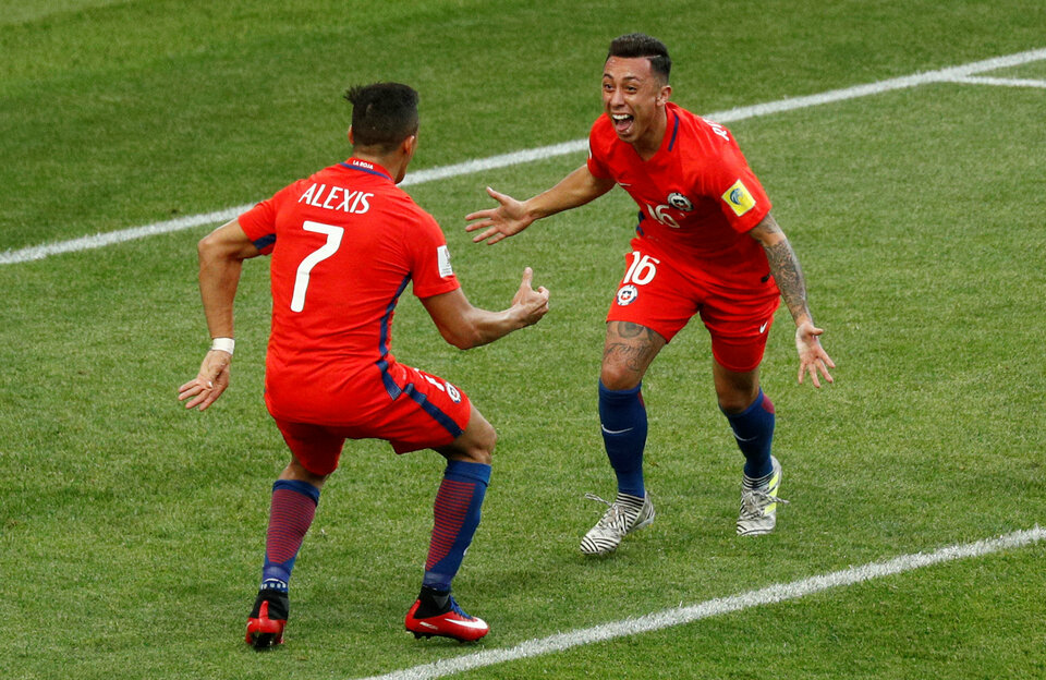 Chile’s Martin Rodriguez celebrates scoring their first goal with Alexis Sanchez in 
a a 1-1 draw against Australia on Sunday (25/06), helping the country to reach Confederations Cup semi-finals. (Reuters Photo/Maxim Shemetov)