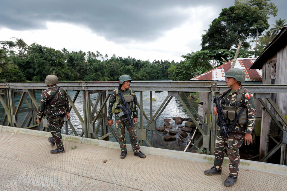 Four members of the Philippine presidential guard were wounded in a firefight with dozens of Maoist rebels disguised as soldiers at a checkpoint on the southern island of Mindanao, the military said on Wednesday (19/07). (Reuters Photo/Jorge Silva)