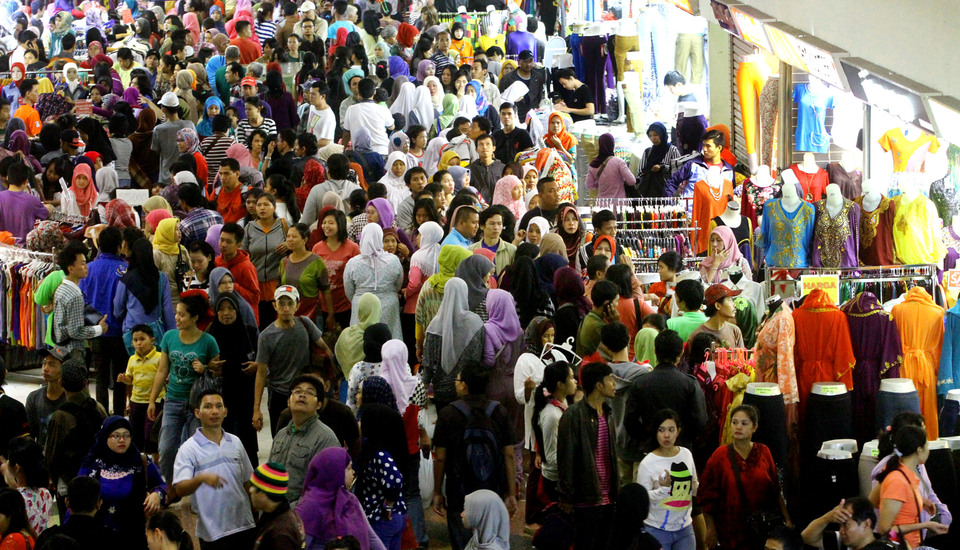 Indonesia's annual inflation rate likely stayed stubbornly high in June, a Reuters poll showed, as increased consumption during festivities surrounding the Muslim fasting month of Ramadan pushed up prices, and in turn inflation. (SP Photo/Ruth Semiono)