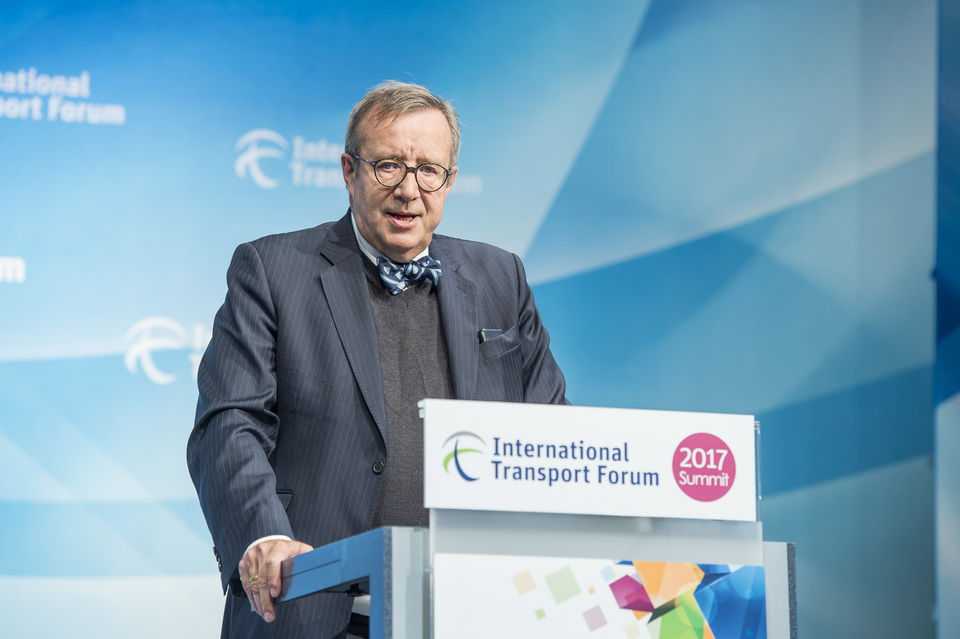 In the age of digitalization and rapidly changing technological advancement, governments need to take up the task of keeping up with the phenomenon in order to not lag behind, former Estonian President Toomas Ilves said on Wednesday (31/05) at the 2017 Summit of the International Transport Forum. (Photo courtesy of International Transport Forum)

