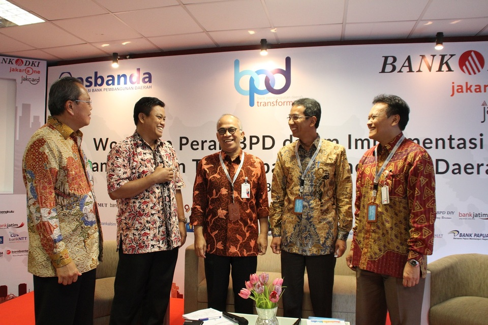 From left, Executive Director of ASBANDA, Wimran Ismaun, Chief Economist of Bank Bukopin, Sunarsip, Chairman of the Regional Development Bank Association, Kresno Sediarsi, head of BPKAD DKI Jakarta, Heru Budi Hartono, Director of Technology and Operations of Bank DKI, Priagung Suprapto in the Workshop on Implementation of Non-Cash Transaction At Local Government held in Jakarta, May, 8, 2017. This workshop is held as a preparation for the implementation of non-cash money transactions to the Regional Government based on the Minister of Internal Circular Letter on the implementation of Non-Cash Transactions to Local Government. Courtesy Photo of Bank DKI