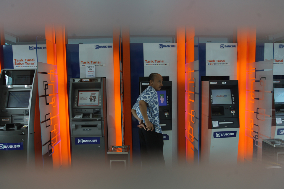 Commercial banks currently affected by the Telkom-1 satellite glitch, which first appeared on Friday (25/08), have taken measures to increase services to customers, with one bank even offering free cash withdrawals. (ID Photo/David Gita Roza)