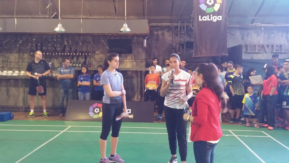 Carolina Marin, left, with Anindya Putri on the center, before both play a short session of badminton game at hall in Sudirman Central Business District in Jakarta on Sunday (11/06). (JG Photo/Amal Ganesha)