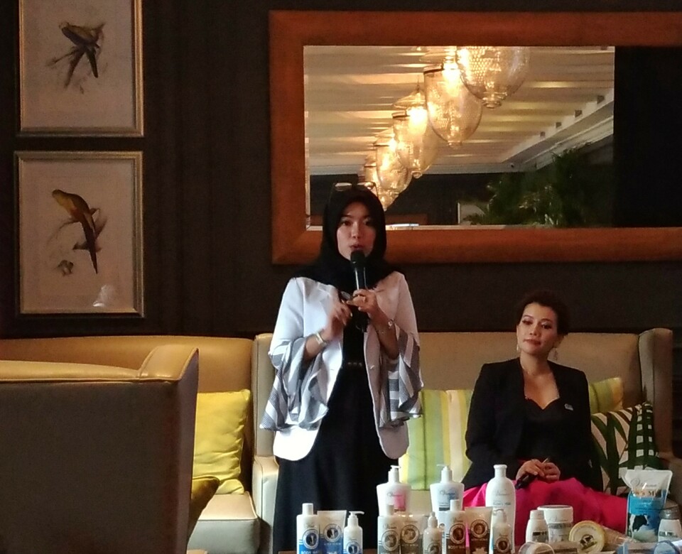 Dr. Fadila Zitria speaking during a discussion in Jakarta on Tuesday (13/06). Next to her is Livienne Russellia, chief executive of Vienna Beauty Care. (JG Photo/Sylviana Hamdani)