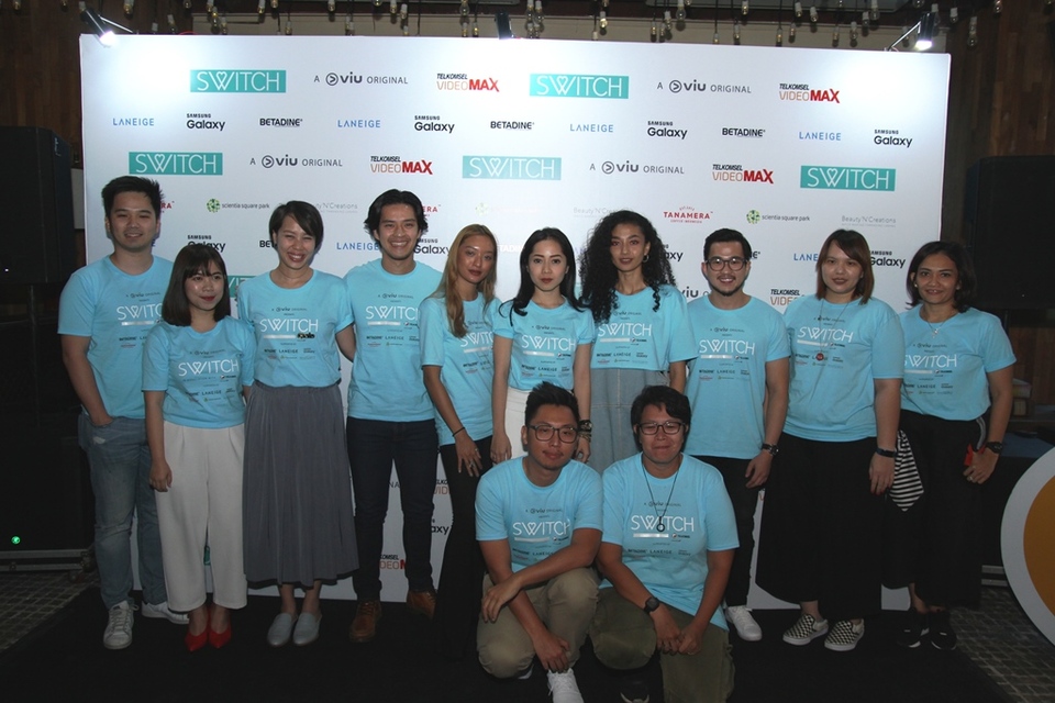 The cast and crew of Nia Dinata's new romcom 'Switch' during a press conference at Decanter Wine and Dine in South Jakarta on Wednesday (15/06). (Photo courtesy of Fortune PR)