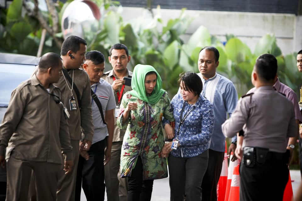 Lili Madari, the wife of Bengkulu Governor Ridwan Mukti — center, in green headscarf — is escorted to the KPK headquarters in Jakarta on Tuesday (20/06).  (JG Photo/Yudha Baskoro)