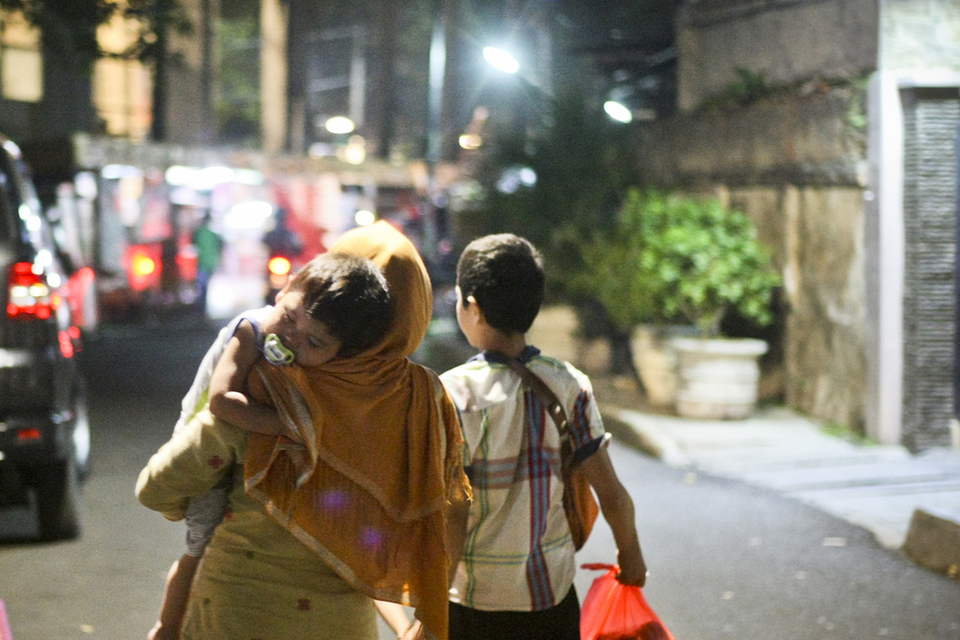 A refugee woman carries her baby in Menteng, Central Jakarta, near the UNHCR office. (JG Photo/Yudha Baskoro)