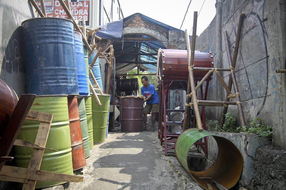 Empty metal drums, used as barrels for bedug, stacked up at a makeshift workshop in Tanah Abang, Central Jakarta, on June 9. (JG Photo/Yudha Baskoro)