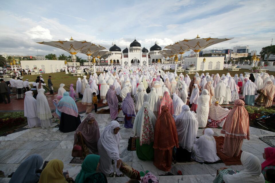 Indonesian Muslims gather at the Baiturrahman Raya mosque in Banda Aceh to offer Idul Fitri prayers on June 25, 2017. 

