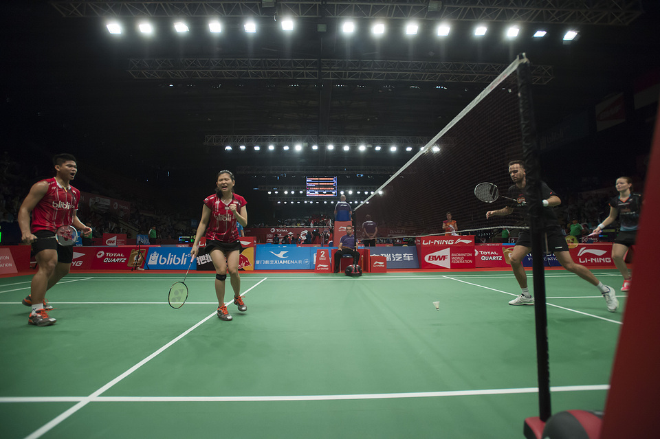 Indonesian mixed pair badminton stars Praveen Jordan and Debby Susanto defeated South Korean rivals Kim Dokyoung and Kim Ha Na on Saturday (24/06) to advance to the final round in the Crown Group Australian Badminton Open in Sydney, Australia. (Antara Photo/Widodo S. Jusuf)