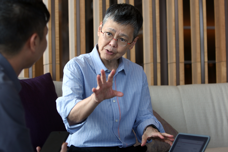 Founder and CEO of Jachin Capital Pte Ltd Joyce Woo explaining her online investment platform iAdvisor. (BeritaSatu Photo/Mohammad Defrizal)