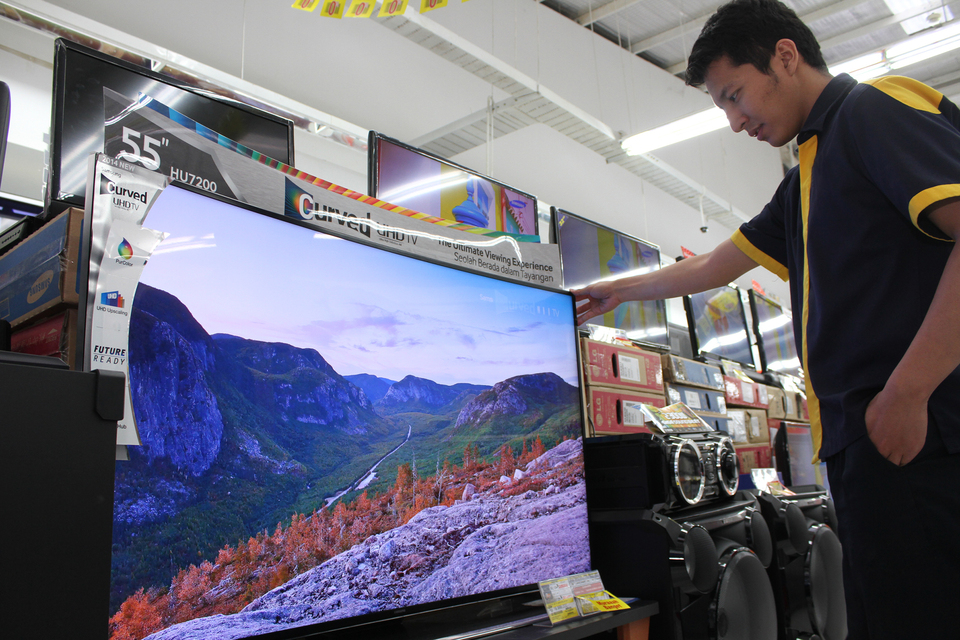 A man looks at an LCD television on display at an electronic shop in South Jakarta. (Emral Firdiansyah)