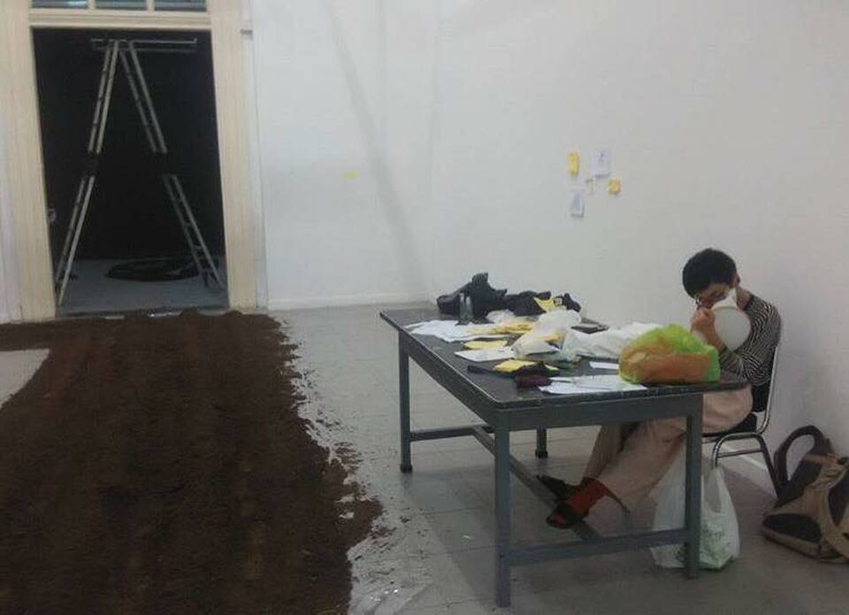 Vietnamese artist, Thuy Tien Nguyen during her preparation for the exhibition. (Photo courtesy of Learning Unknown official Instagram page)