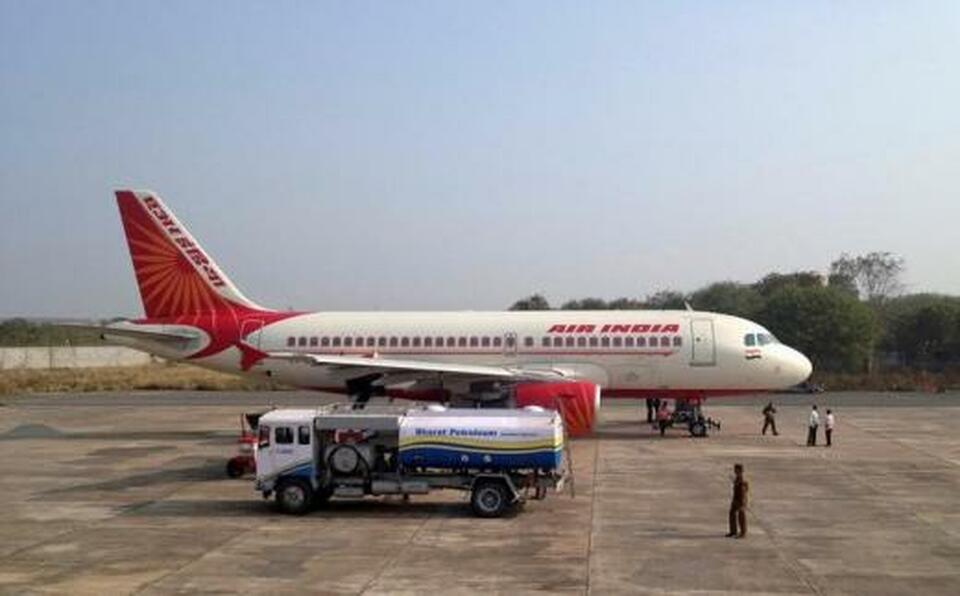 India's biggest airline, IndiGo, has expressed unsolicited interest in buying a stake in state-owned Air India, the junior aviation minister said on Thursday (29/06), a day after the cabinet approved plans to privatize the carrier.  (Reuters Photo/Vivek Prakash)