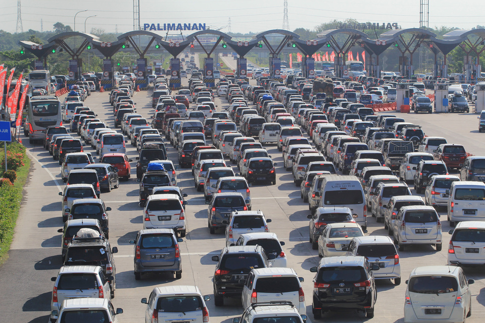 Vehicles queue at the Cipali Toll Gate near Cirebon, West Java, on Wednesday (28/06). (Antara Photo/Dedhez Anggara)