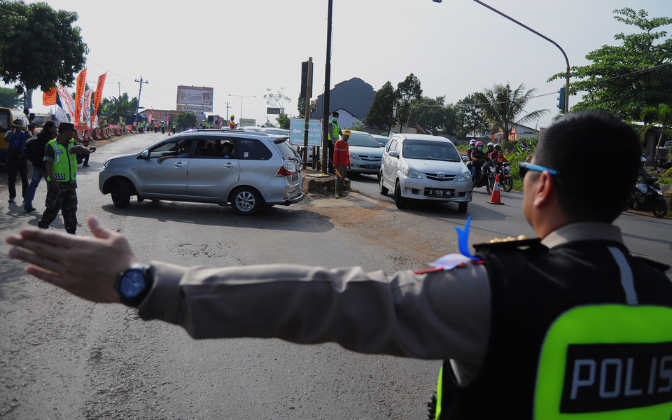 Police in Batang, Central Java, have completed preparatory measures to accommodate an anticipated increase in road traffic as residents make their way back into cities following the end of the Idul Fitri holiday.  (Antara Photo/Harviyan Perdana Putra)