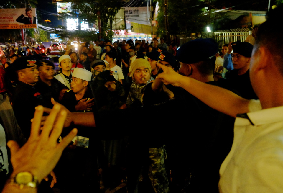 Members of Islamic Defenders Front (FPI) clash with the public during a peace rally at Losari Beach in Makassar on May 13. (Antara Photo/Sahrul Manda Tikupadang)