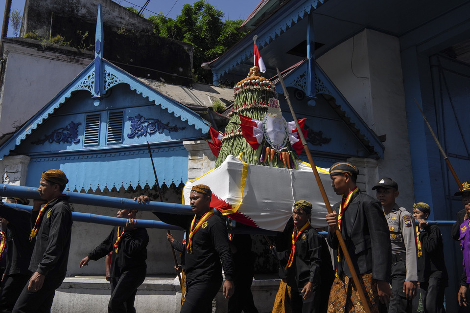 Staff at the Kasunanan Surakarta Hadiningrat Palace in Solo, Central Java, carry a gunungan — literally, 'a miniature mountain' — during a Grebeg Syawal celebration on Tuesday (27/06). (Antara Photo/Maulana Surya)