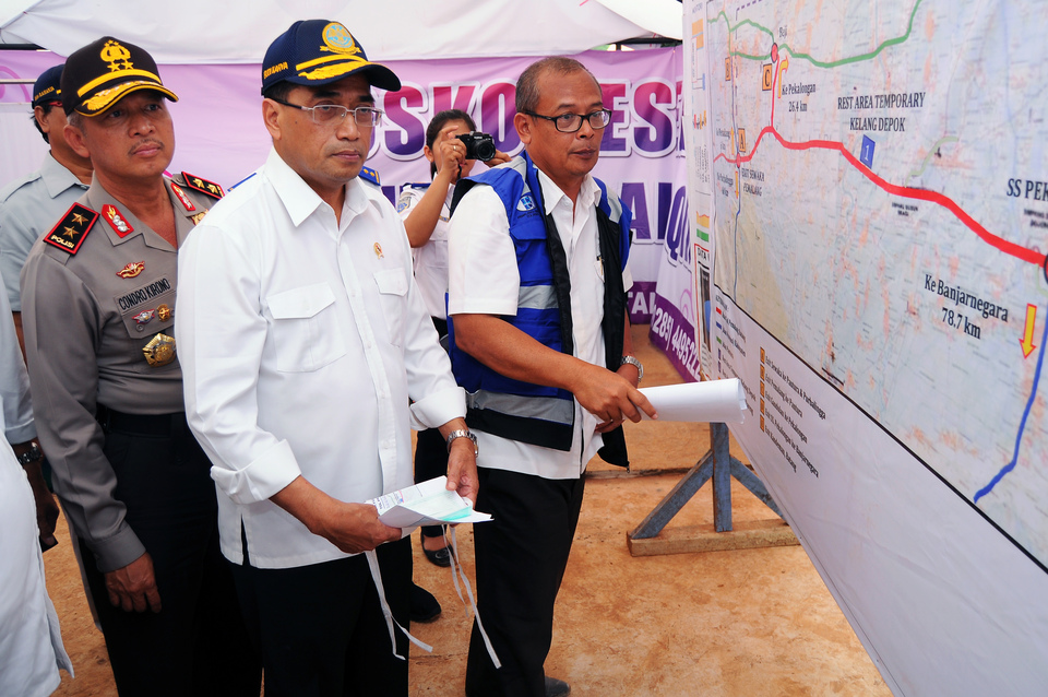 Transportation Minister Budi Karya Sumadi, center, inspects a toll road near Pemalang in Central Java just before Lebaran. (Antara Photo/Harviyan Perdana Putra)