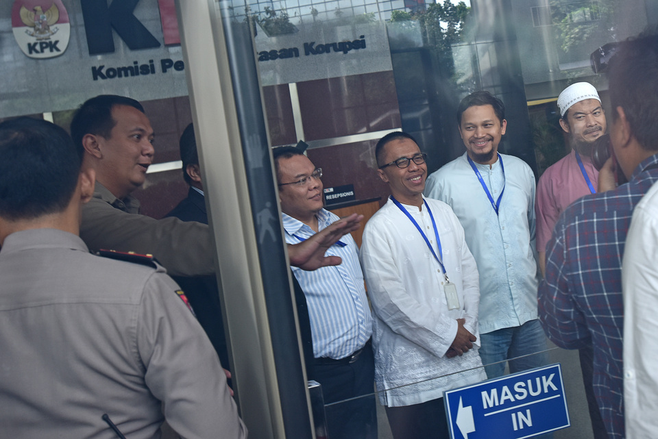 National Mandate Party (PAN) politicians Drajad Wibowo, center, and Amien Rais's son Hanafi Rais, second from right, showed up at KPK headquarters in Jakarta on Monday (05/06).
(Antara Photo/Wahyu Putro)
