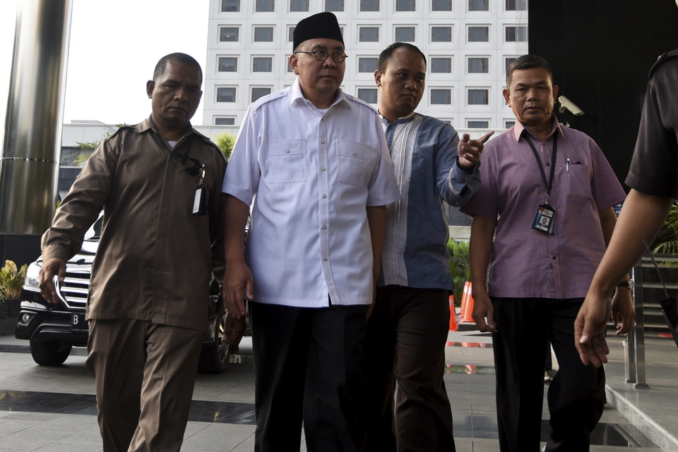 Bengkulu Governor Ridwan Mukti, second from left, accompanied by investigators at the headquarters of the Corruption Eradication Commission (KPK) in Jakarta on Tuesday (20/06). (Antara Photo/Hafidz Mubarak A)