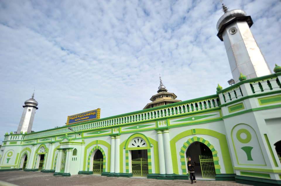 A view of the Ganting Grand Mosque in Padang, West Sumatra, on Sunday (04/06). (Antara Photo/Iggoy el Fitra)