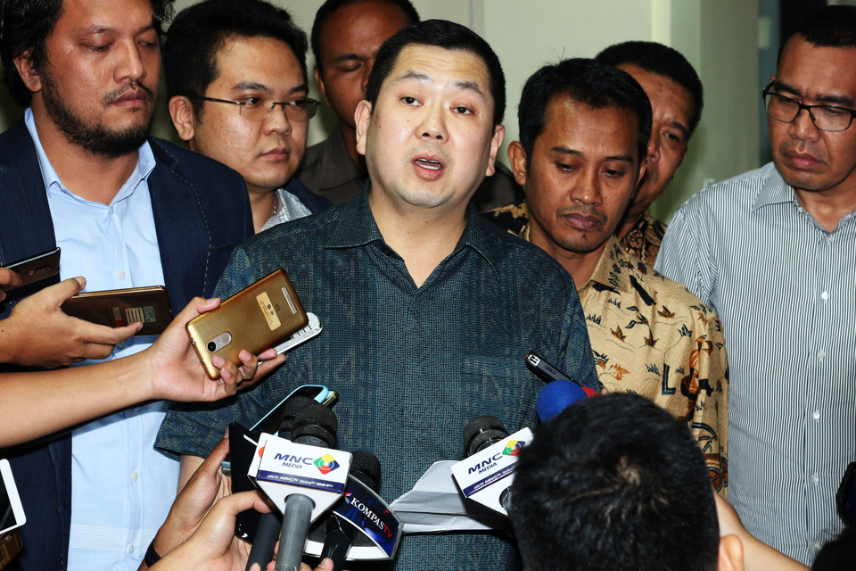 File photo: Media tycoon Hary Tanoesoedibjo, center, speaks to reporters at the National Police headquarters in South Jakarta on June 17, 2017. (Antara photo)