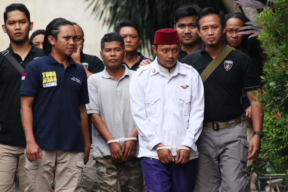 Two suspects in the alleged assault of a teenager in East Jakarta by a mob claiming he insulted FPI leader Rizieq Shihab were brought to police custody at the Jakarta Metropolitan Police headquarters last Friday (02/06). (Antara Photo/Rivan Awal Lingga)